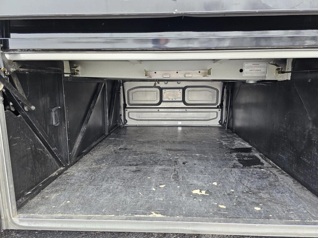 2014 Prevost X3-45 Entertainer Coach - Image 27