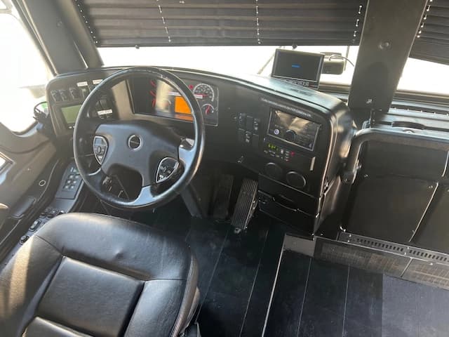 2014 Prevost X3-45 Entertainer Coach - Image 3