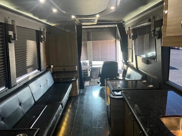 2014 Prevost X3-45 Entertainer Coach - Image 5