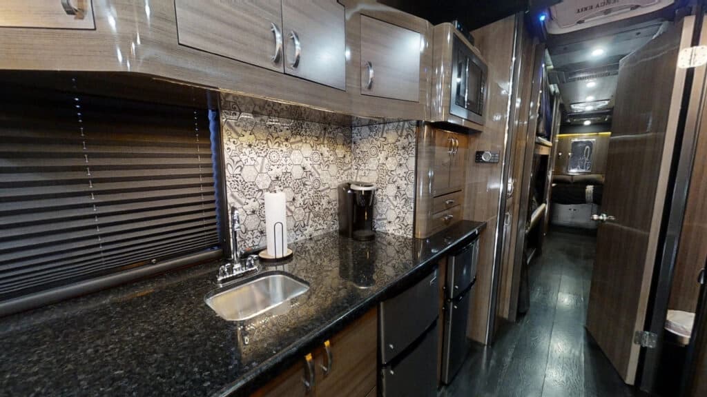 2014 Prevost X3-45 Entertainer Coach - Image 9