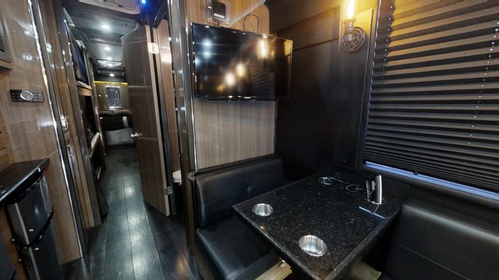 2014 Prevost X3-45 Entertainer Coach - Image 10