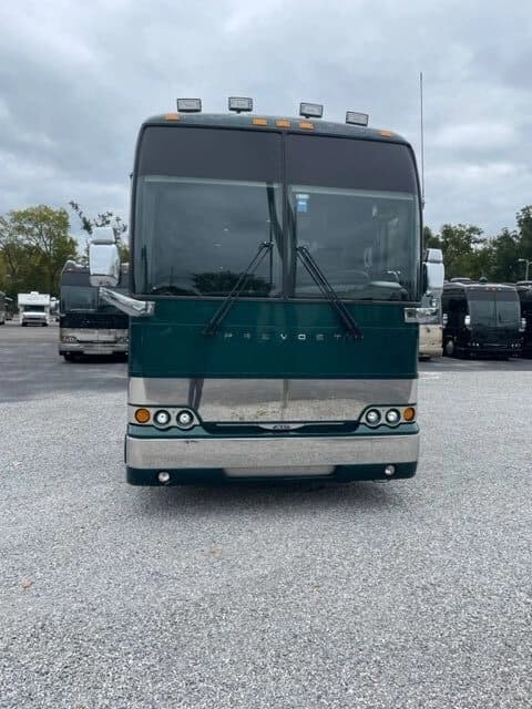 2006 Prevost XLII Entertainer Coach - Image 2