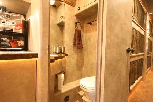 2006 Prevost XLII Entertainer Coach - Image 10