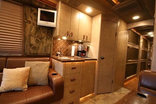 2006 Prevost XLII Entertainer Coach - Image 6