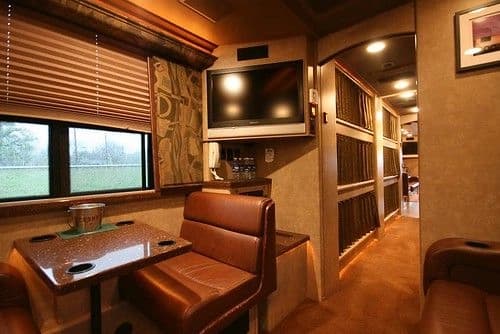 2006 Prevost XLII Entertainer Coach - Image 7