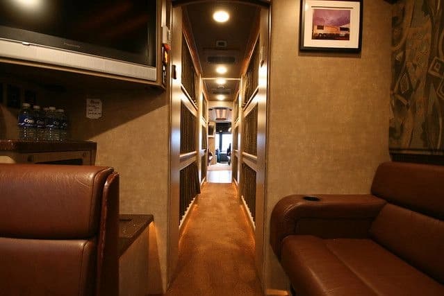2006 Prevost XLII Entertainer Coach - Image 8