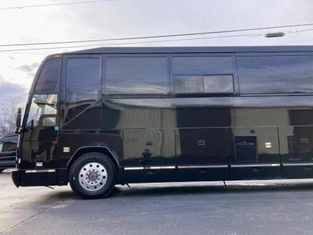 1999 Prevost H3-45 Entertainer Coach - Image 2