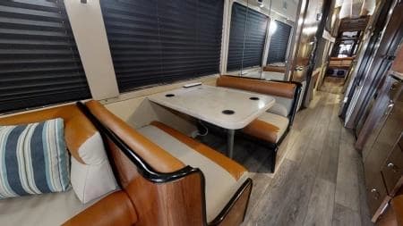 1999 Prevost H3-45 Entertainer Coach - Image 7
