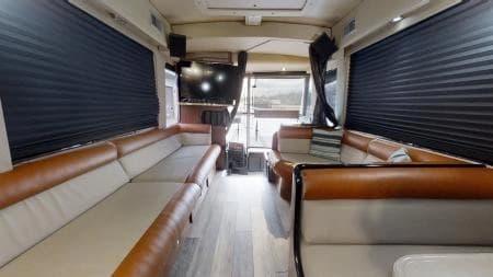 1999 Prevost H3-45 Entertainer Coach - Image 9
