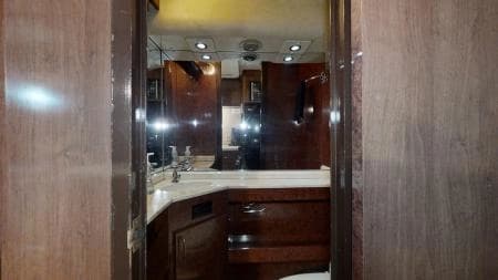 1999 Prevost H3-45 Entertainer Coach - Image 10