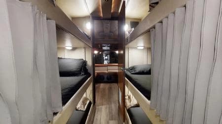 1999 Prevost H3-45 Entertainer Coach - Image 11