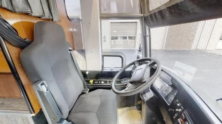 1999 Prevost H3-45 Entertainer Coach - Image 4