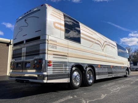 2004 Prevost XLII Entertainer Coach - Image 2