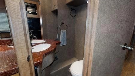 2004 Prevost XLII Entertainer Coach - Image 11