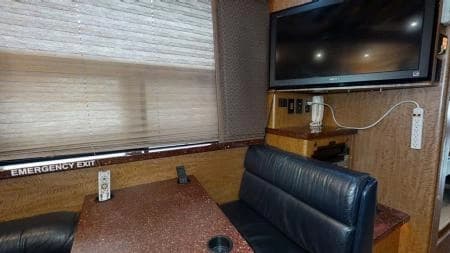 2004 Prevost XLII Entertainer Coach - Image 13