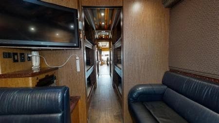2004 Prevost XLII Entertainer Coach - Image 14