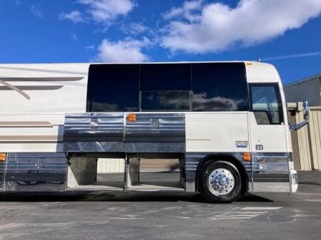 2004 Prevost XLII Entertainer Coach - Image 3