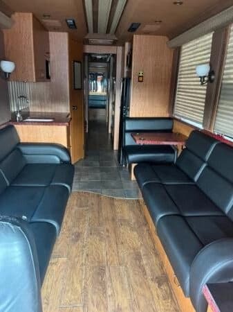2004 Prevost XLII Entertainer Coach - Image 5