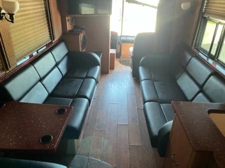 2004 Prevost XLII Entertainer Coach - Image 6