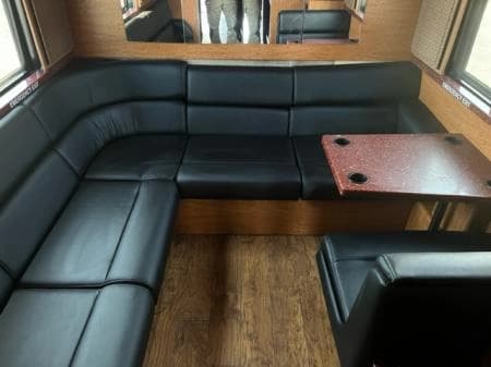 2004 Prevost XLII Entertainer Coach - Image 7