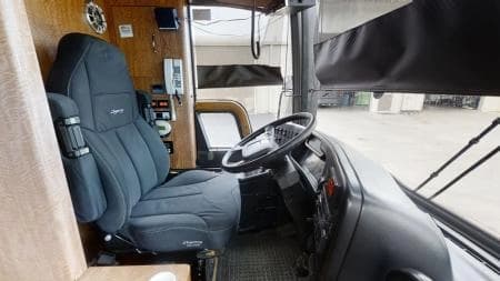 2004 Prevost XLII Entertainer Coach - Image 8