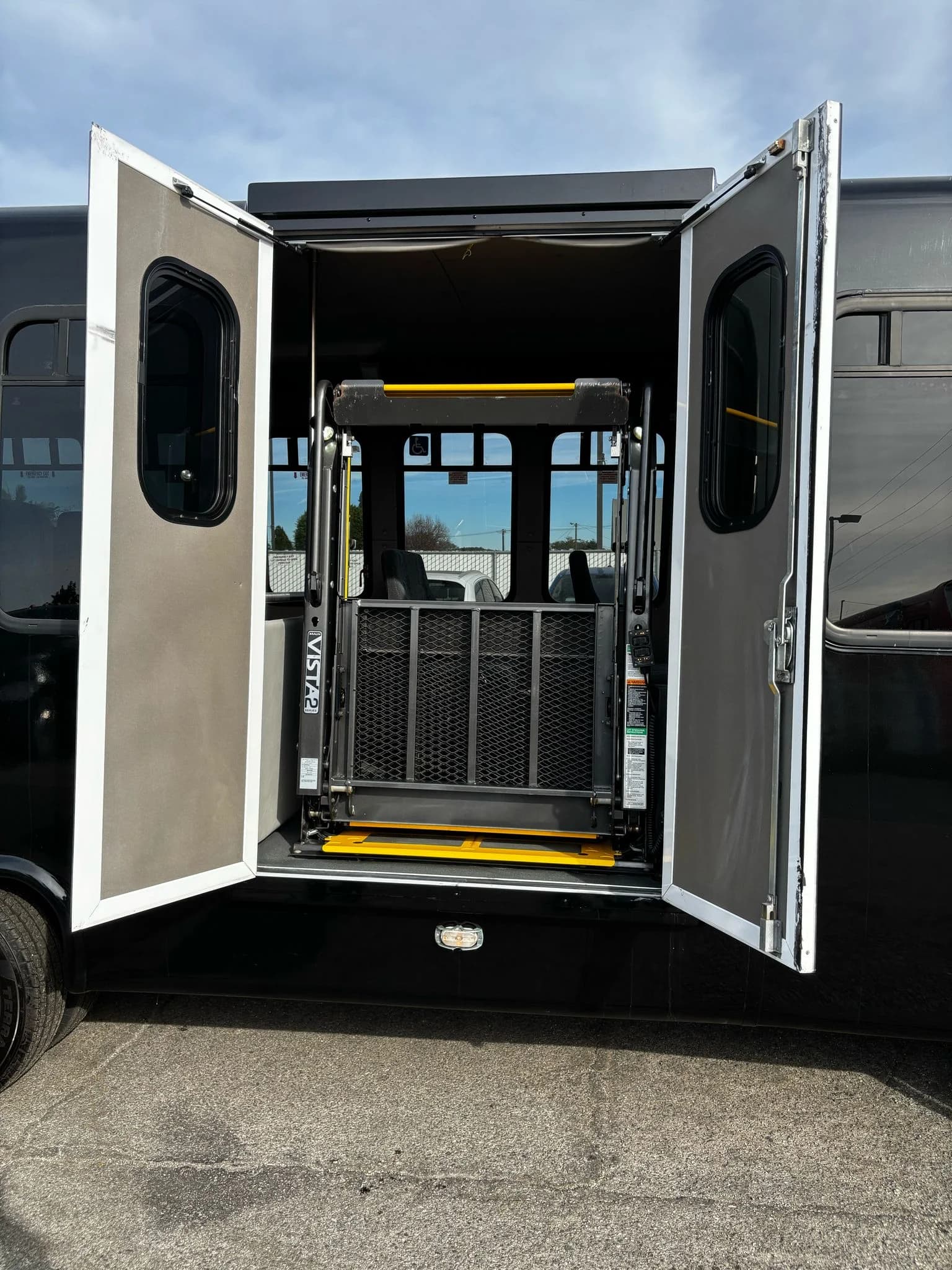2013 Ford E450 Shuttle bus - Image 14