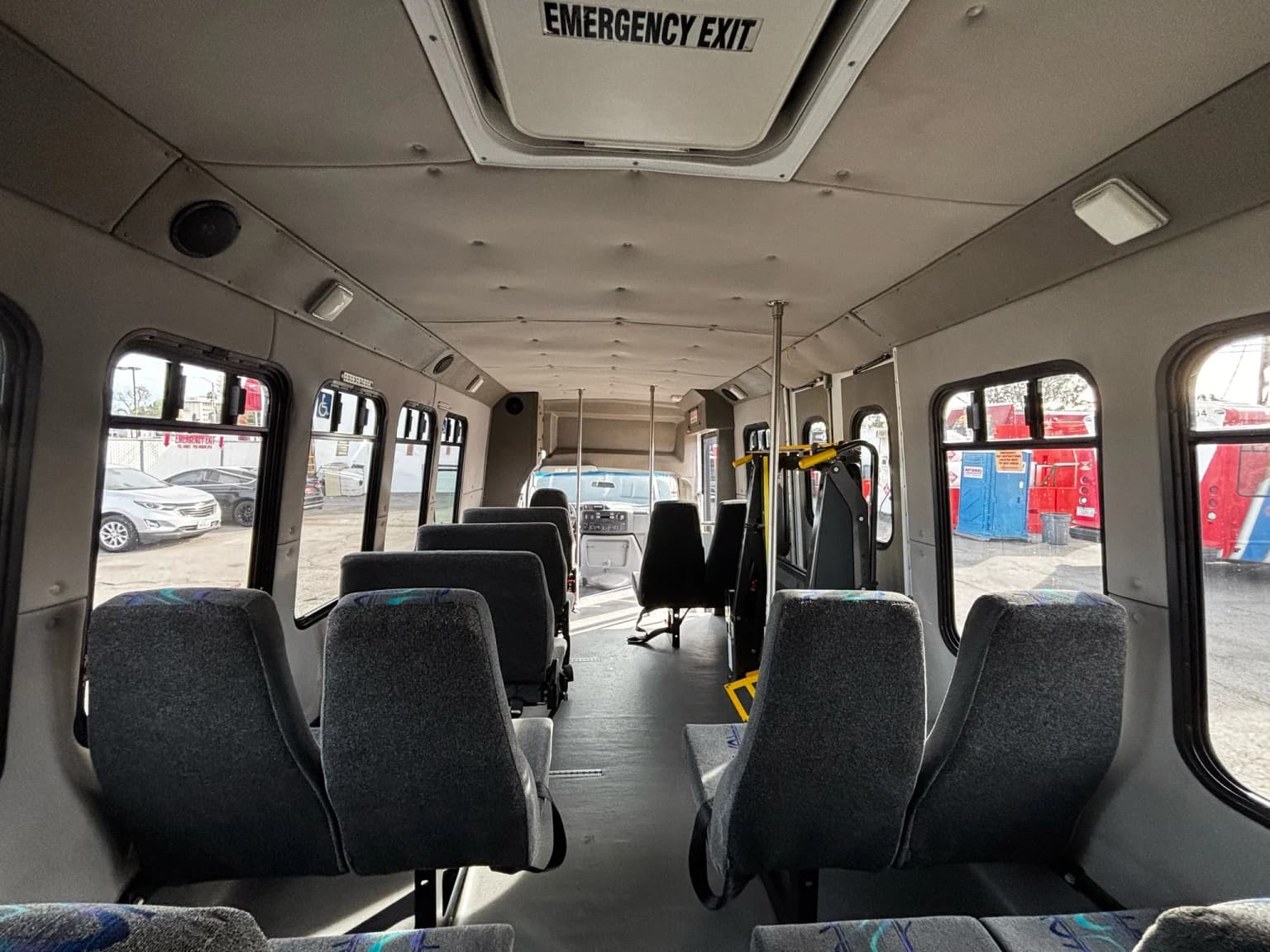 2013 Ford E450 Shuttle bus - Image 2