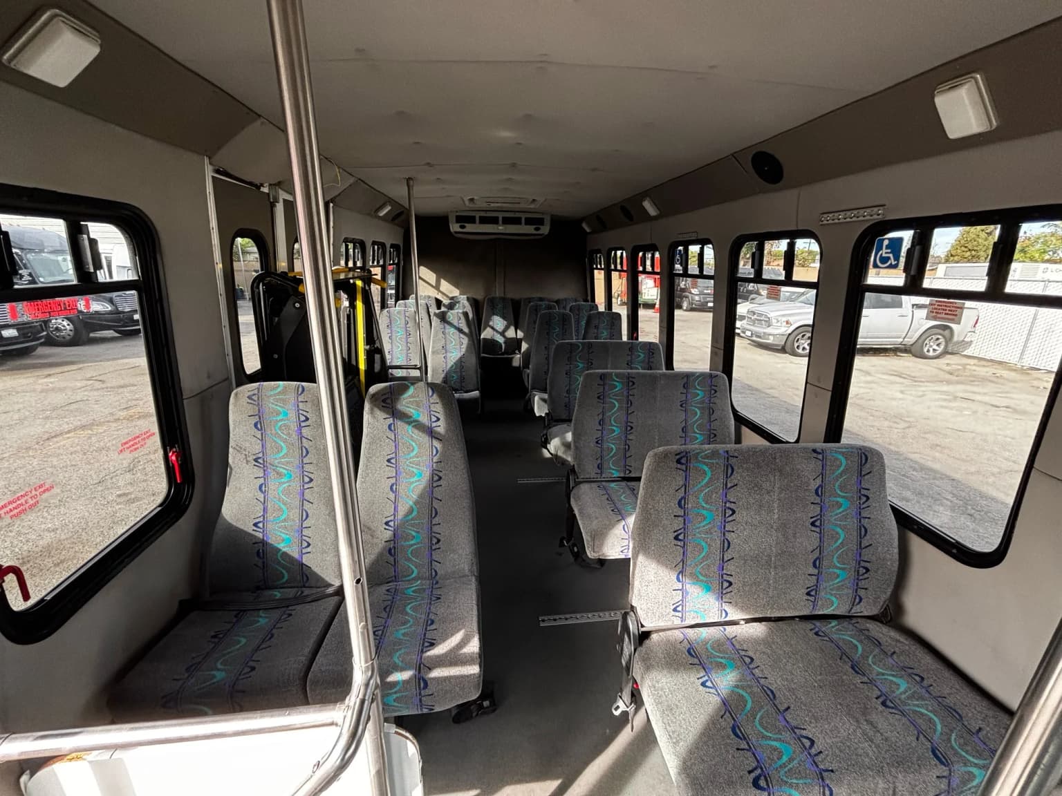 2013 Ford E450 Shuttle bus - Image 3