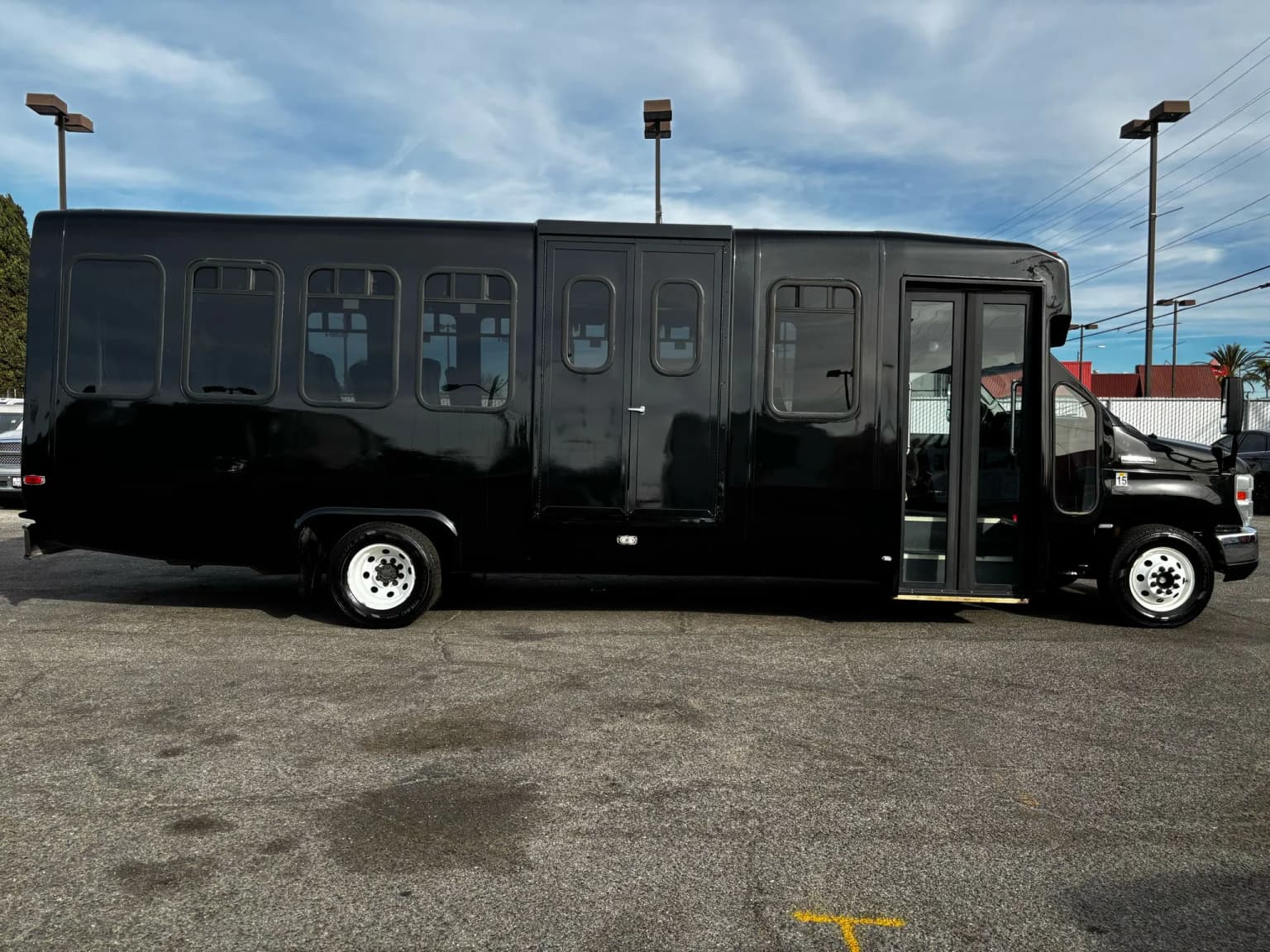 2013 Ford E450 Shuttle bus - Image 5
