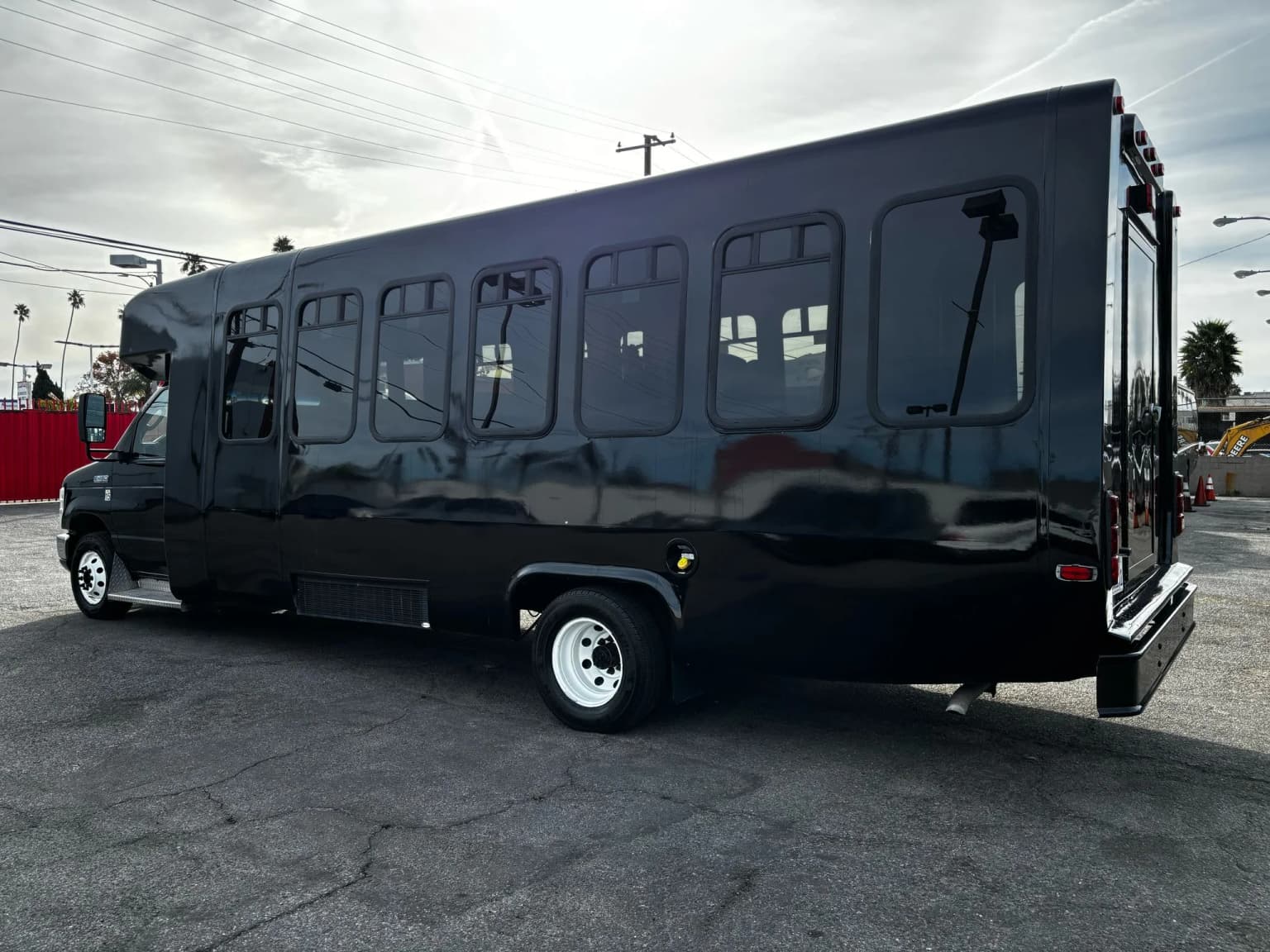 2013 Ford E450 Shuttle bus - Image 9