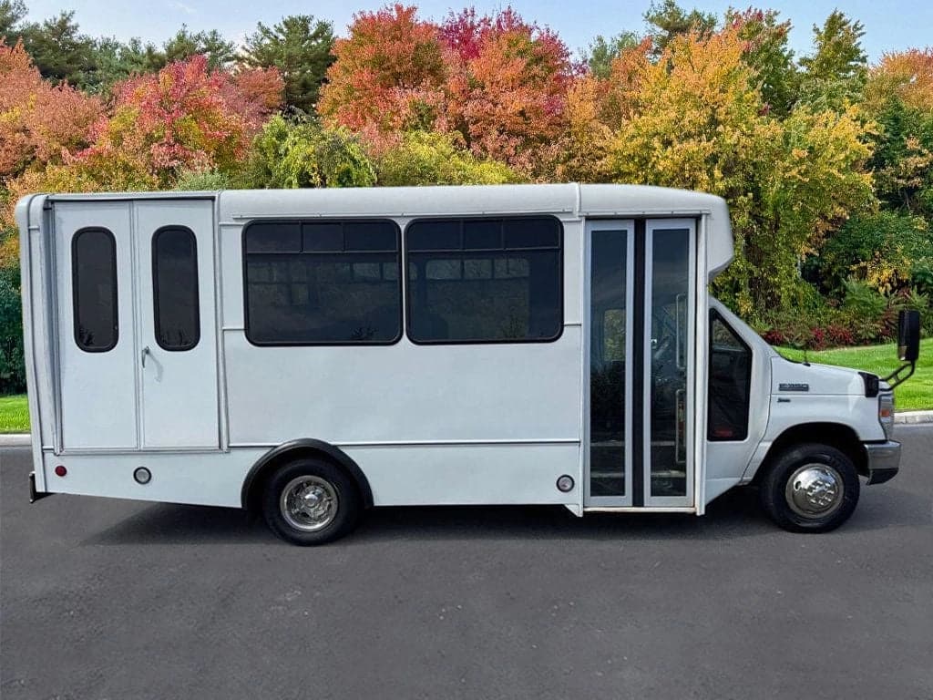 2015 Ford E-350 Shuttle Bus - Image 4