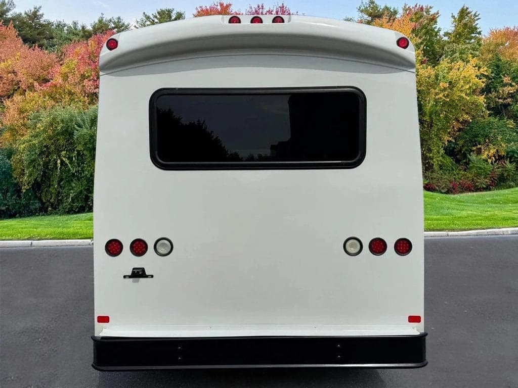 2015 Ford E-350 Shuttle Bus - Image 11