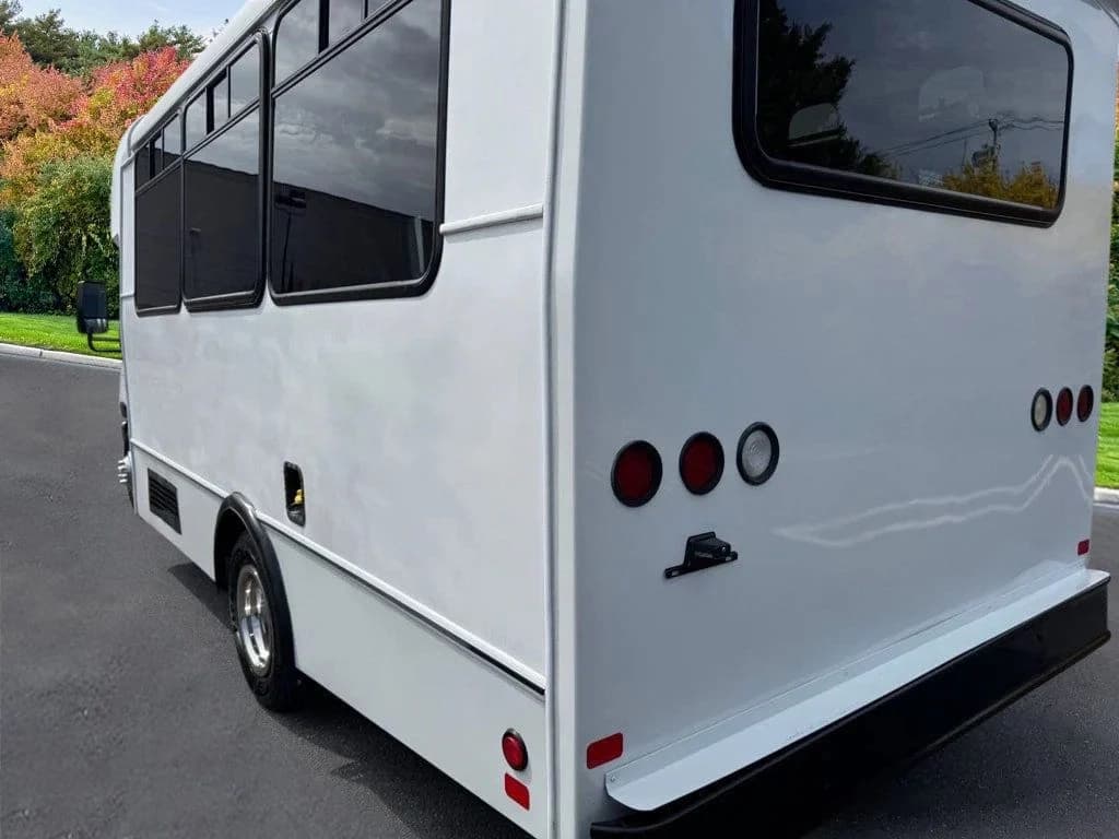 2015 Ford E-350 Shuttle Bus - Image 12
