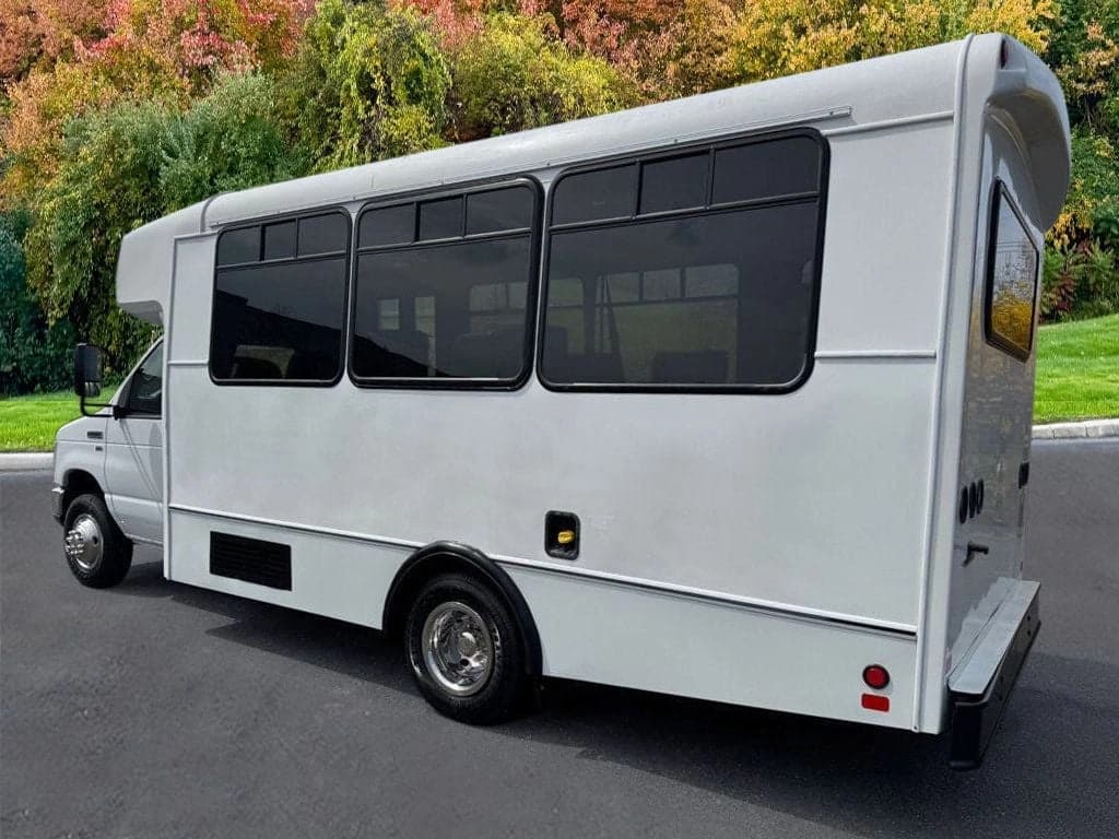 2015 Ford E-350 Shuttle Bus - Image 13
