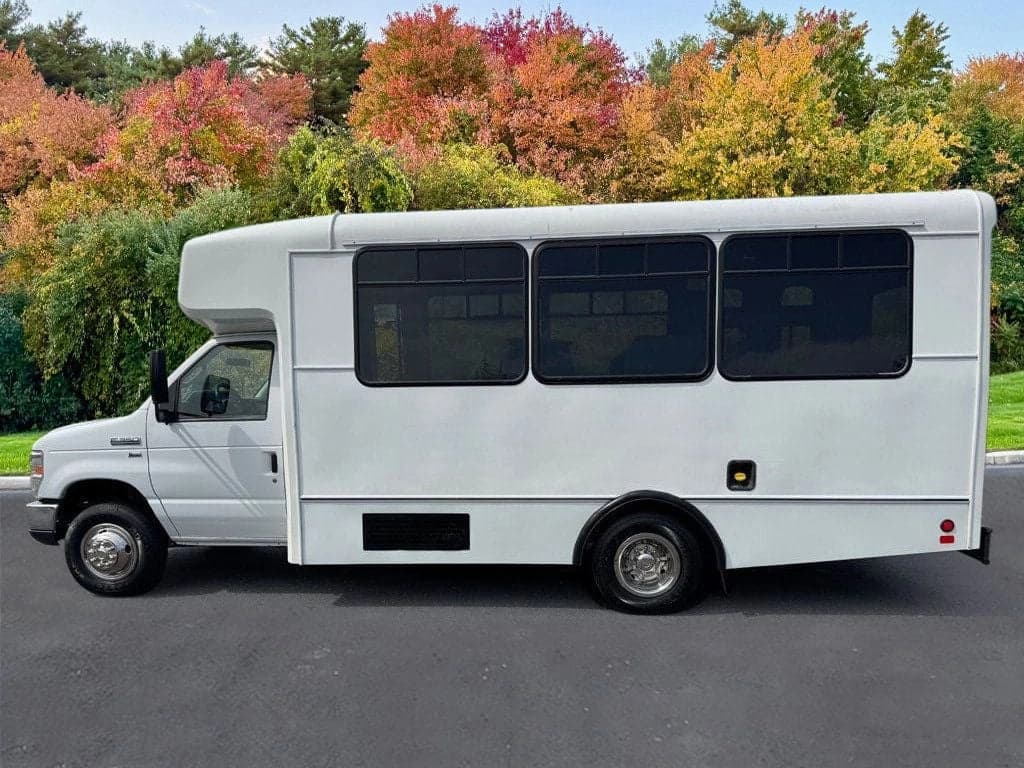 2015 Ford E-350 Shuttle Bus - Image 14