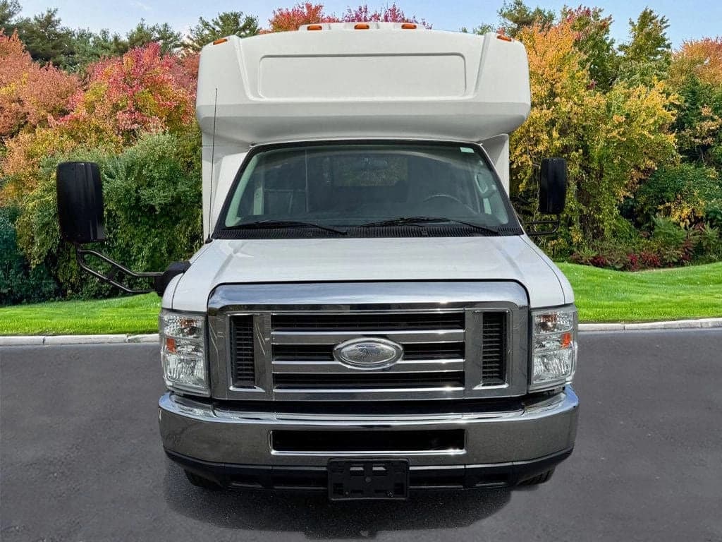 2015 Ford E-350 Shuttle Bus - Image 15