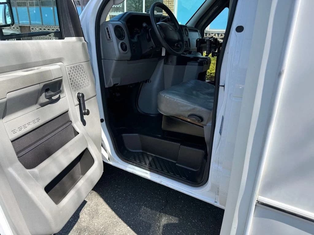 2015 Ford E-350 Shuttle Bus - Image 19