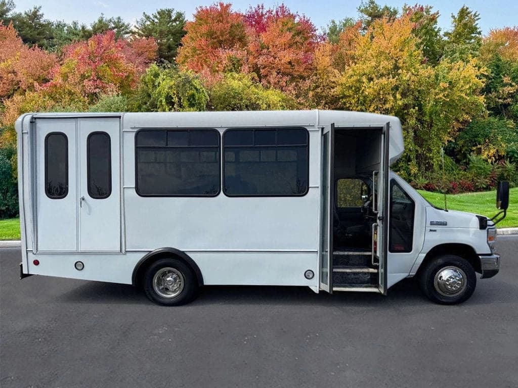 2015 Ford E-350 Shuttle Bus - Image 5