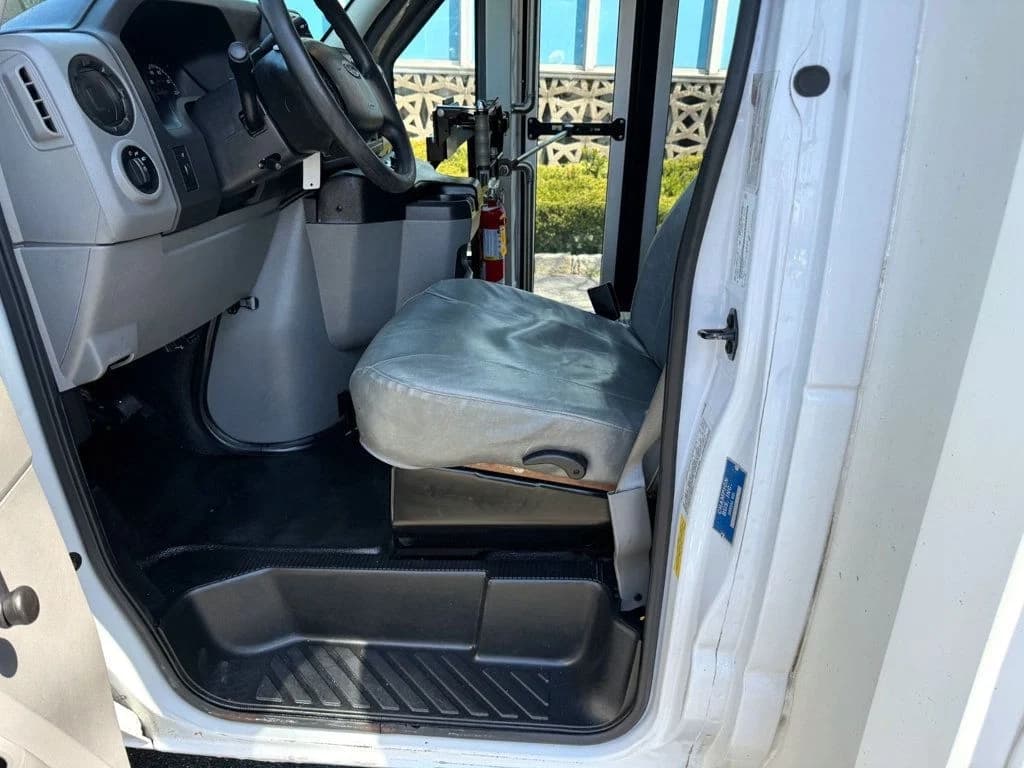 2015 Ford E-350 Shuttle Bus - Image 20