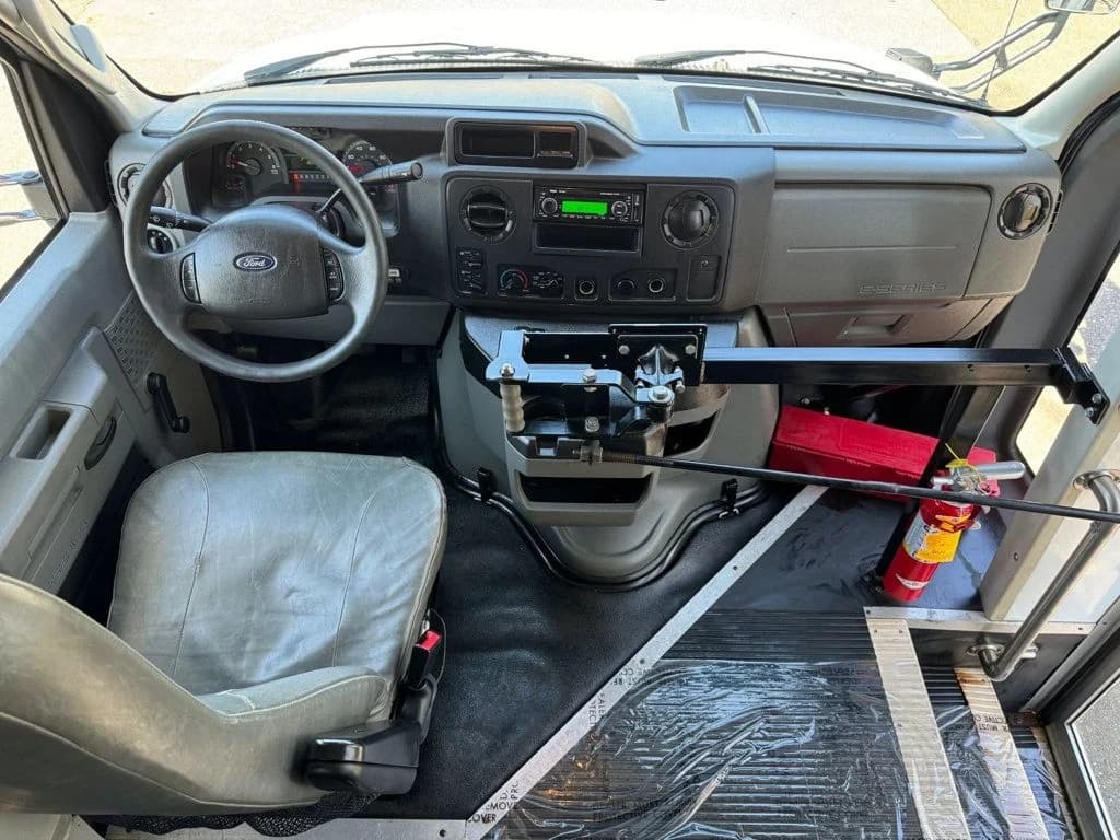 2015 Ford E-350 Shuttle Bus - Image 21