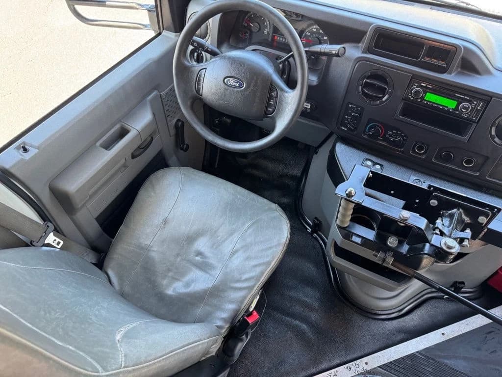2015 Ford E-350 Shuttle Bus - Image 22