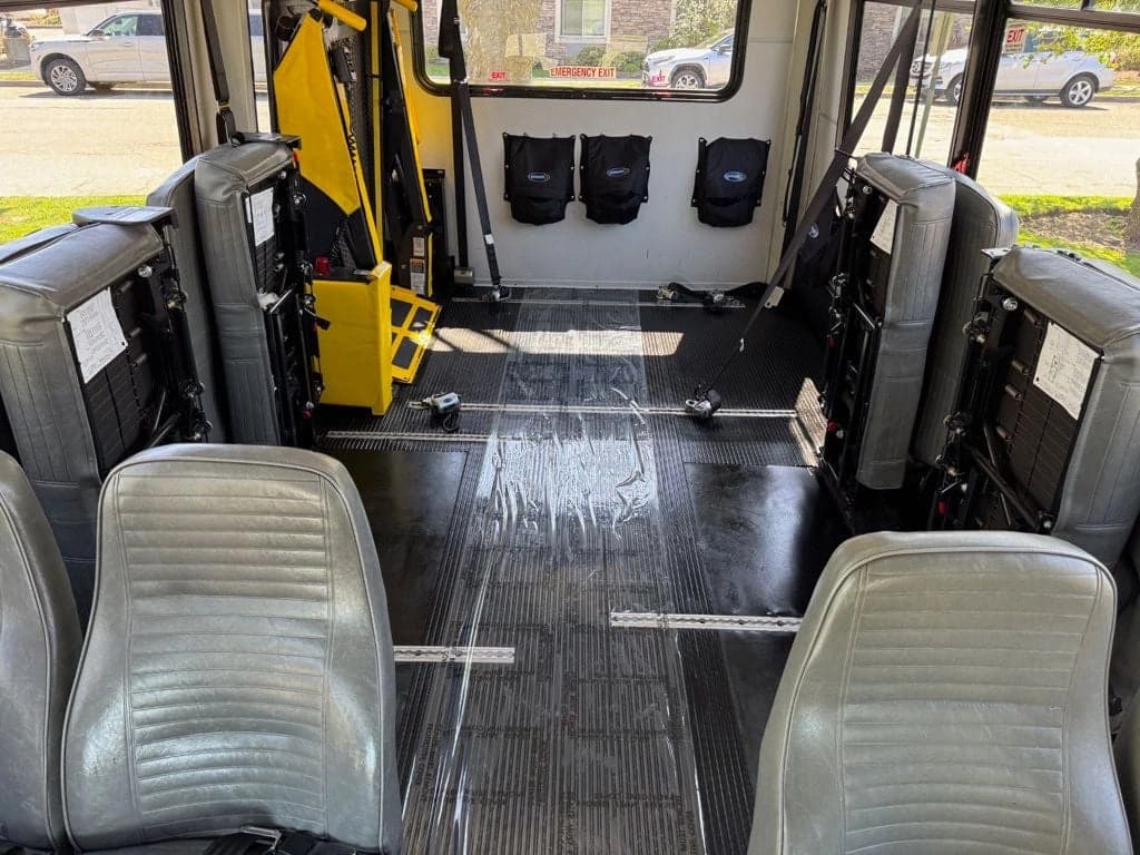2015 Ford E-350 Shuttle Bus - Image 25
