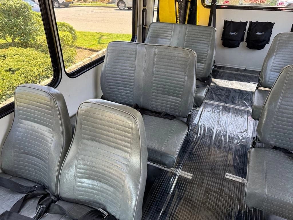 2015 Ford E-350 Shuttle Bus - Image 27