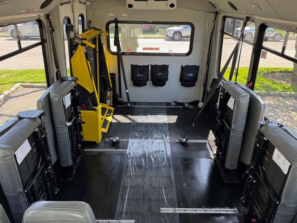 2015 Ford E-350 Shuttle Bus - Image 29
