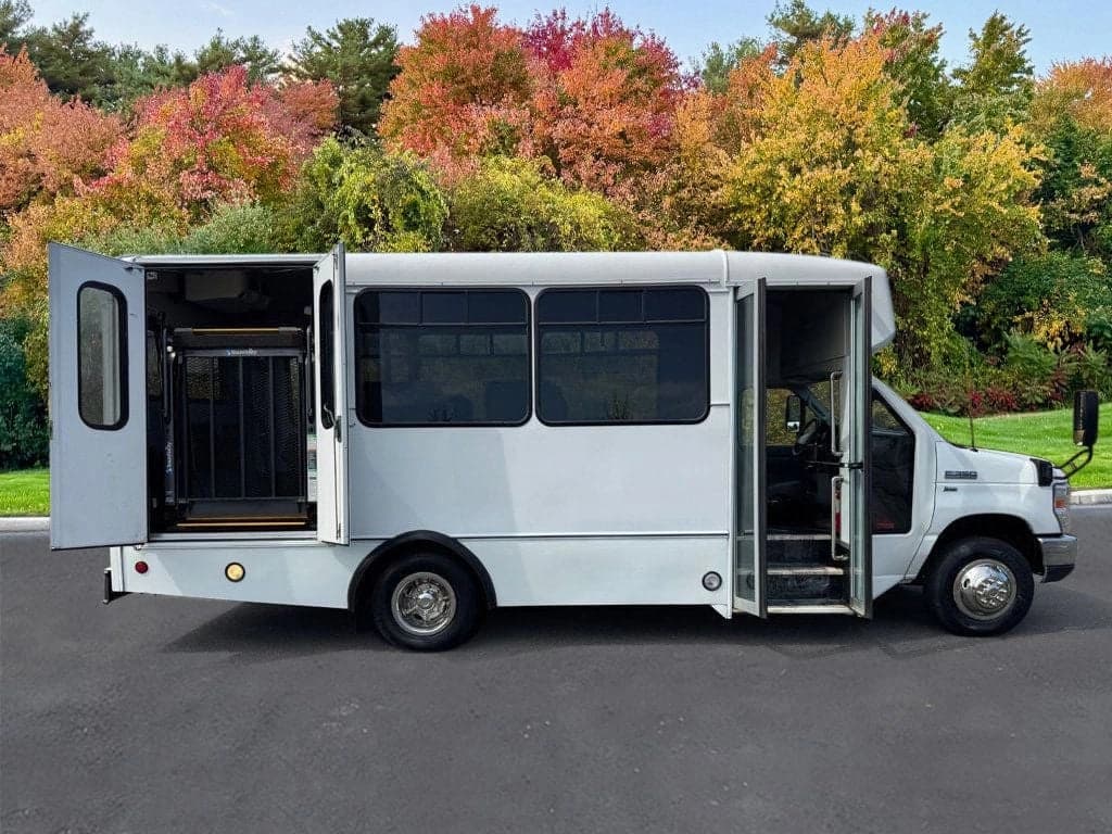 2015 Ford E-350 Shuttle Bus - Image 6