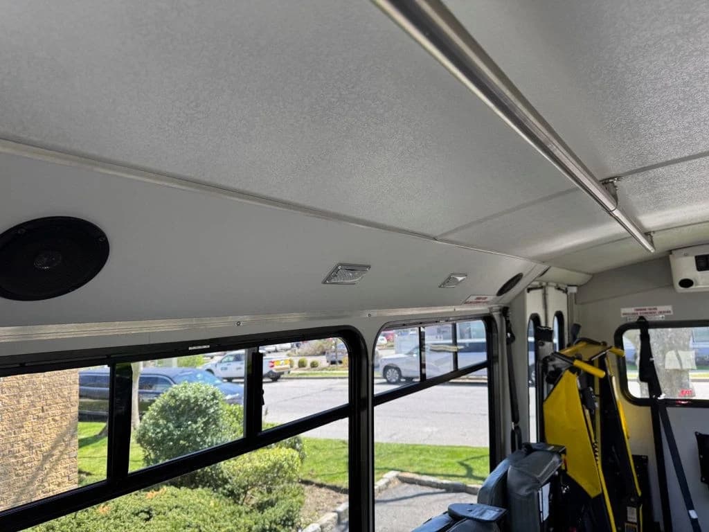 2015 Ford E-350 Shuttle Bus - Image 38