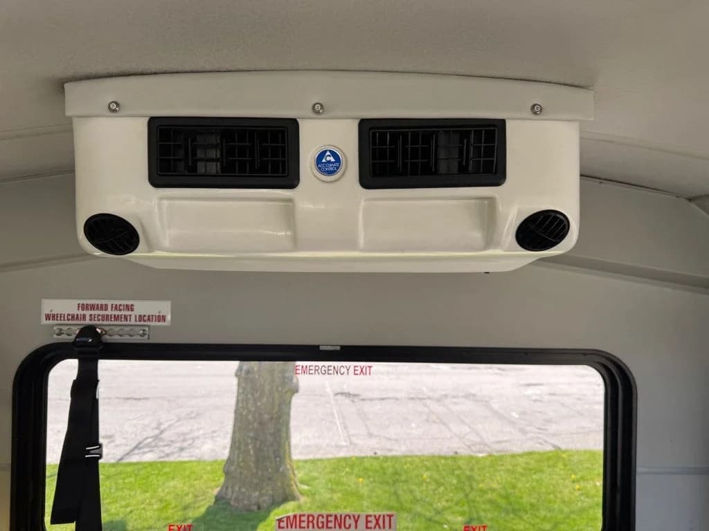 2015 Ford E-350 Shuttle Bus - Image 40
