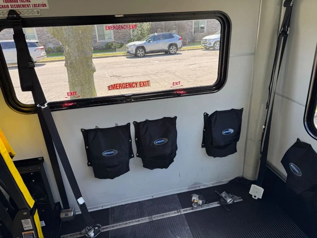 2015 Ford E-350 Shuttle Bus - Image 42