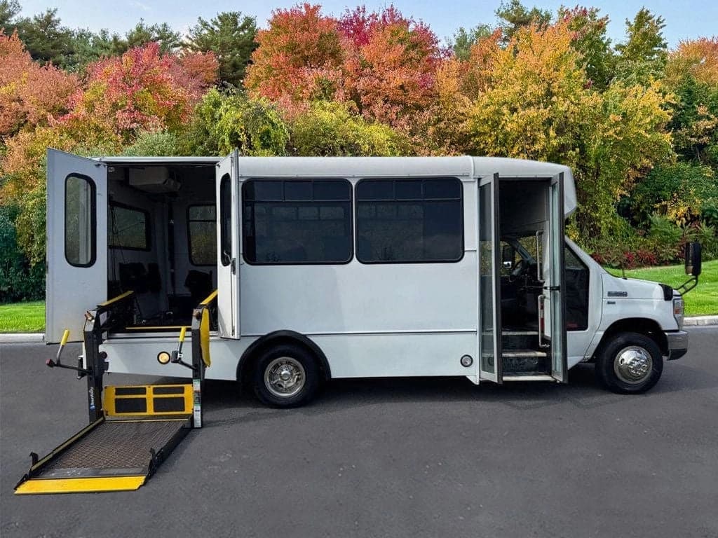 2015 Ford E-350 Shuttle Bus - Image 9