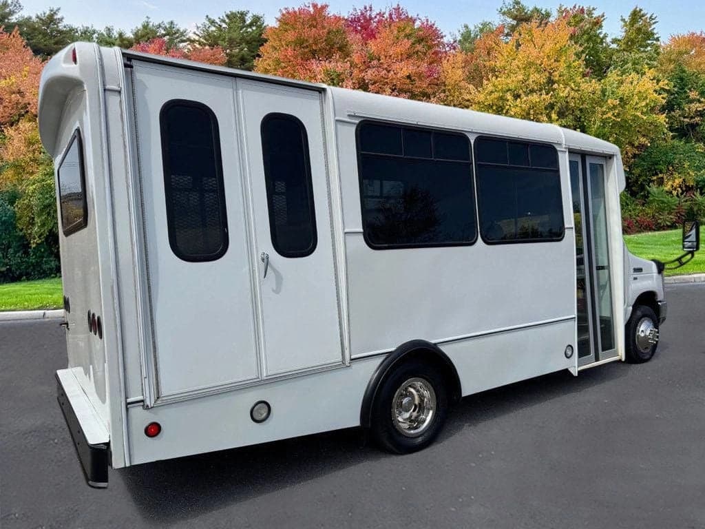 2015 Ford E-350 Shuttle Bus - Image 3